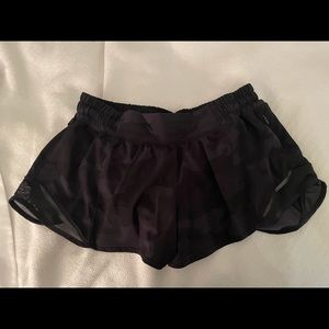 lululemon hotty hot black camo size 8